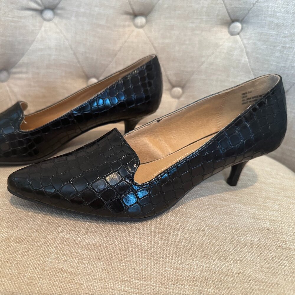 New Directions Deia Pump Black Embossed Print size 8.5 Never Worn